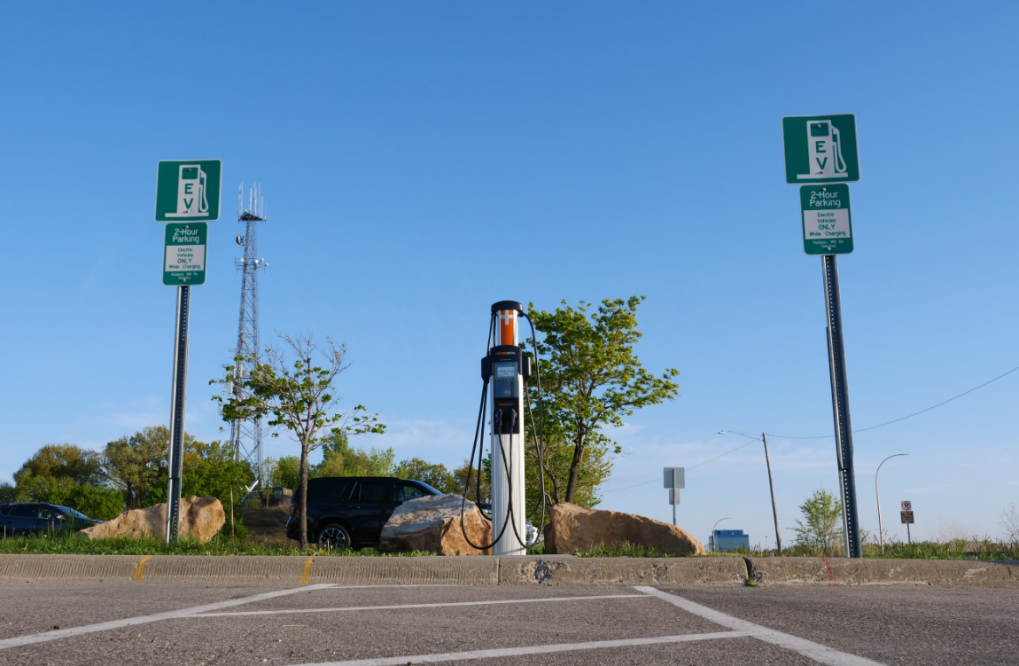 Ponto de recarga para veículos elétricos em estacionamento