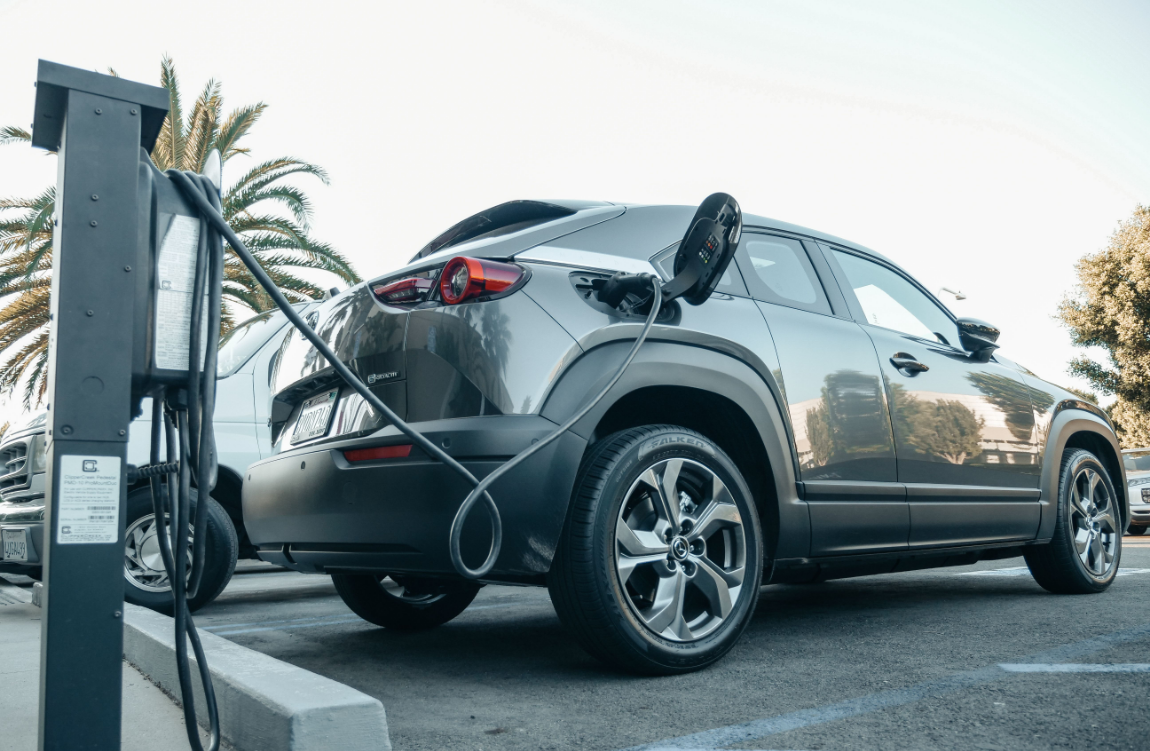 Veículo elétrico carregando em estacionamento